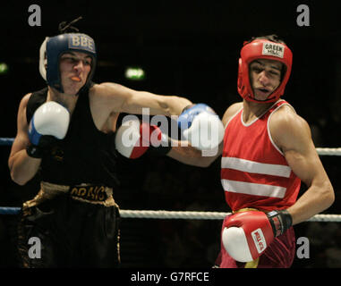 Craig Watson landet einen linken Haken an Amir Khan (R) während des Leichtgewichtsbout der East Lancashire Divisionals. Stockfoto