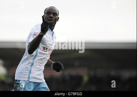 Sanmi Odelusi von Coventry City feiert den zweiten Treffer seiner Seite. Stockfoto