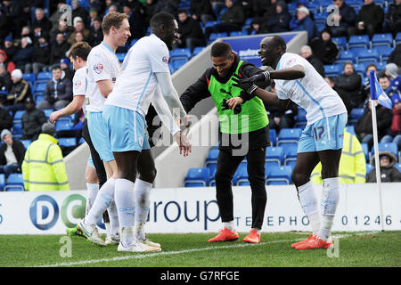 Fußball - Sky Bet League One - Chesterfield / Coventry City - Proact Stadium. Sanmi Odelusi von Coventry City feiert mit seinen Teamkollegen das zweite Tor des Spiels. Stockfoto