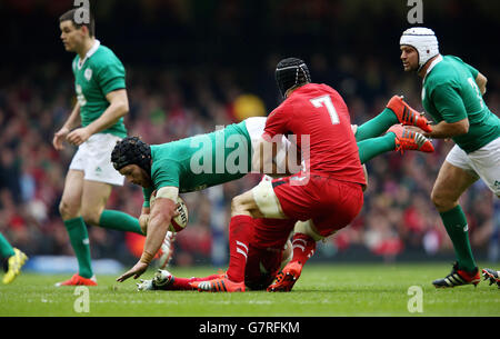 Der irische Sean O'Brien wird vom walisischen Dan Lydiate (Nr. 6) und Sam Warburton (Nr. 7) während des RBS 6 Nations-Spiels im Millennium Stadium in Cardiff angegangen. Stockfoto