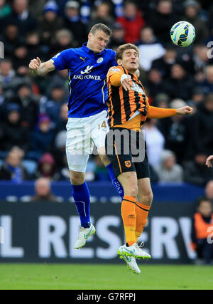 Robert Huth von Leicester City (links) und Nikica Jelavic von Hull City kämpfen während des Barclays Premier League-Spiels im King Power Stadium in Leicester um den Ball. Stockfoto