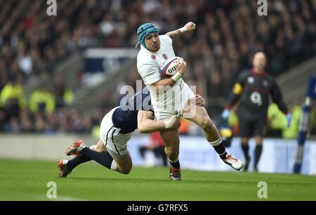 Englands Jack Nowell (rechts) wird vom schottischen Dougie Fife während des RBS 6 Nations-Spiels in Twickenham, London, angegangen. Stockfoto