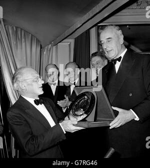 Francis Chichester wurde beim Award Dinner für das einhändige transatlantische Jachtrennen 1964 vom Admiral der Flotte Earl Mountbatten aus Burma mit der Trophäe für den zweiten Platz ausgezeichnet. Francis Chichester, segelnd Gipsy Moth III, wurde Zweiter von Leutnant Eric Tabarly von der französischen Marine. Stockfoto