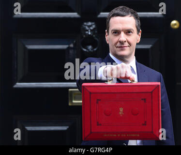 Schatzkanzler George Osborne vor 11 Downing Street, London, bevor er zum Unterhaus aufbrechen wird, um seine jährliche Haushaltserklärung abzugeben. Stockfoto