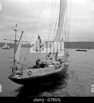 Francis Chichester, 63 Jahre alter Kartenverlag von St. Jame's Place, London, startet mit seinem 13 Tonnen schweren Cutter Gipsy Moth III in Plymouth das zweite einhändige transatlantische Rennen, ein Ereignis, das als das einsamste Rennen der Welt bezeichnet wurde. Ziel der Teilnehmer für die Trophäe „Observer“ ist Newport, Rhode Island. Francis Chichester war der Sieger des ersten Rennens 1960. 1962 machte er eine einstündige Ost-West-Passage in der Rekordzeit von 33 Tagen, 15 Stunden und 7 Minuten. Stockfoto