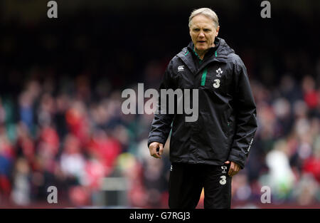 Rugby Union - 2015 RBS 6 Nations - Wales / Irland - Millennium Stadium. Irlands Trainer Joe Schmidt beim RBS 6 Nations-Spiel im Millennium Stadium, Cardiff. Stockfoto