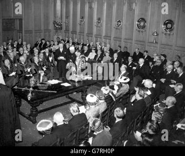 Sidney George Holland, der Premierminister von Neuseeland, und Pandit Jawaharlal Nehru, der indische Premierminister, auf einem Foto mit dem Oberbürgermeister von London, Alderman Cuthbert Ackroyd, als ihnen der Freeman der City of London im historischen Guildhall der Stadt verliehen wurde. Jeder Premier hat eine dekorative Schatulle. Die beiden Premierminister kamen nach London zur Konferenz der Commonwealth-Premierminister. Stockfoto