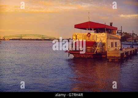 Dampfer in Jacksonville Florida USA bei Sonnenuntergang Stockfoto