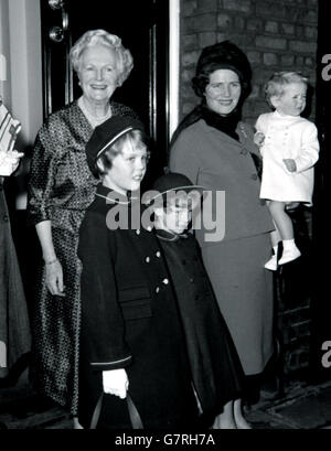 Lady Churchill (links) sieht glücklich zu, als sie sich von ihrer Tochter, Frau Mary Soames, Enkelkindern Rupert Christohper, 1, Emma, 9, verabschiedet. Und Charlotte, 4, als sie nach einem Besuch bei Sir Winston aufreisten. Stockfoto