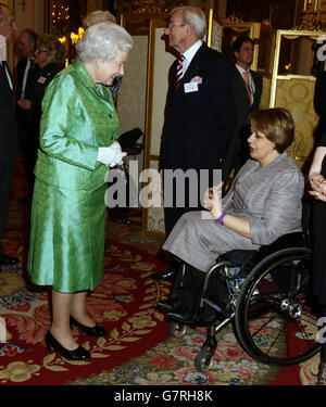 Königin Elizabeth II trifft Baroness Tanni Gray-Thompson, während sie den Empfang des Winston Churchill Memorial Trust im Buckingham Palace, London, veranstaltet. Stockfoto