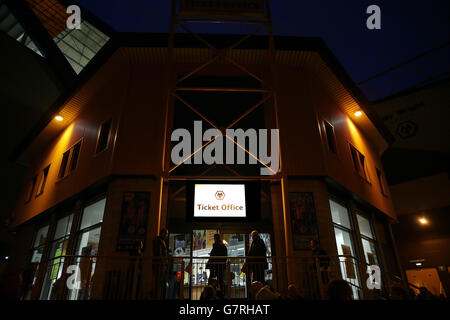 Ein allgemeiner Blick außerhalb des Molineux Stadions vor dem Wolverhampton Wanderers und Derby County Spiel während des Sky Bet Championship Spiels im Molineux Stadium, Wolverhampton. DRÜCKEN Sie VERBANDSFOTO. Bilddatum: Freitag, 20. März 2015. Siehe PA Geschichte SOCCER Wolves. Bildnachweis sollte lauten: Barrington Coombs/PA Wire. Stockfoto