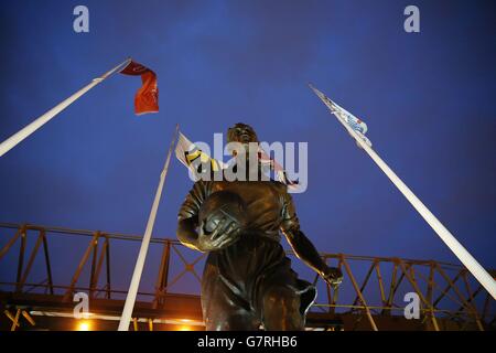 Die Billy Wright-Statue vor dem Molineux-Stadion vor dem Spiel der Wolverhampton Wanderers und des Derby County während des Sky Bet Championship-Spiels im Molineux-Stadion in Wolverhampton. Stockfoto