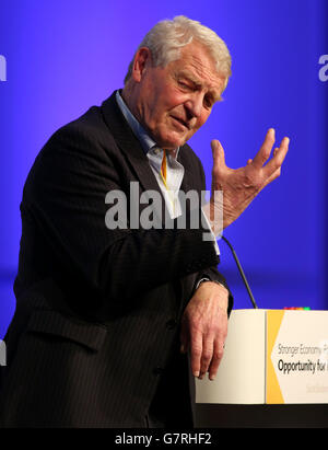 Lord Ashdown, Vorsitzender des Wahlteams der Liberaldemokraten 2015, spricht auf der Frühjahrstagung der schottischen Liberaldemokraten im Aberdeen Exhibition and Conference Center. Stockfoto