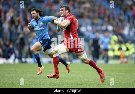 Sam Warburton aus Wales läuft beim RBS Six Nations-Spiel 2015 im Stadio Olympico in Rom, Italien, um einen Versuch zu machen. Stockfoto