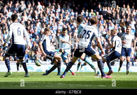 Sergio Aguero von Manchester City schießt am Jonas Olsson von West Bromwich Albion vorbei, der während des Spiels der Barclays Premier League im Etihad Stadium in Manchester einen Torschuss hat. DRÜCKEN SIE VERBANDSFOTO. Bilddatum: Samstag, 21. März 2015. Siehe PA-Geschichte SOCCER man City. Bildnachweis sollte lauten: Martin Rickett/PA Wire. Stockfoto