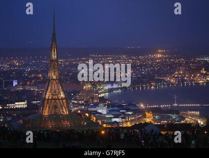 Die Menschen besuchen den aufwändig handgefertigten Holztempel auf einem Hügel mit Blick auf Londonderry, der vom amerikanischen Bildhauer David Best entworfen wurde und der auf den Boden gebrannt werden soll. Stockfoto