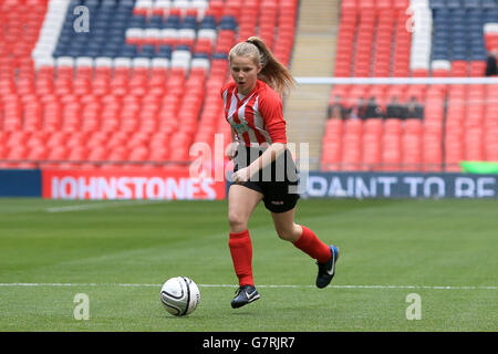 Spielaktion zwischen Elthorne High School für Brentford und Northfield School & Sports College stellvertretend für Hartlepool im Kinder+Sport Fußball League Girls Cup Finale Stockfoto