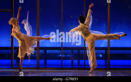 Javier Torres und Dreda Blow spielen den 'Heavenly Space Pas de Deux' aus der Produktion des Northern Ballet of The Great Gatsby während einer technischen Probe im Sadlers Wells Theatre, London. Stockfoto