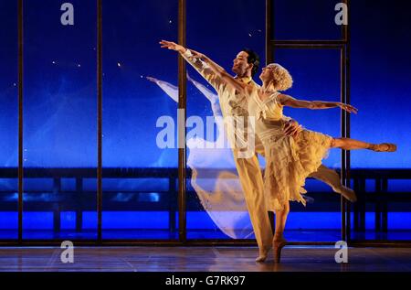 Javier Torres und Dreda Blow spielen den 'Heavenly Space Pas de Deux' aus der Produktion des Northern Ballet of The Great Gatsby während einer technischen Probe im Sadlers Wells Theatre, London. Stockfoto