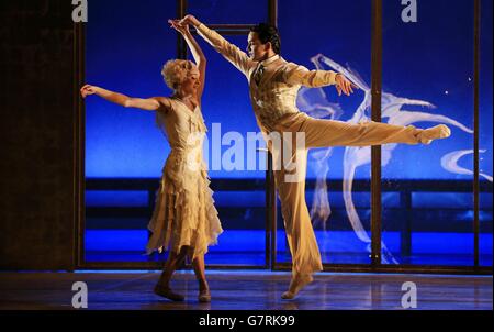 Javier Torres und Dreda Blow spielen den 'Heavenly Space Pas de Deux' aus der Produktion des Northern Ballet of The Great Gatsby während einer technischen Probe im Sadlers Wells Theatre, London. Stockfoto