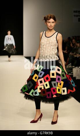 London Fashion Week Herbst/Winter 2006 - BFC Tent - Battersea Park. Ein Model trägt eine Kreation aus der Ashish-Kollektion. Stockfoto