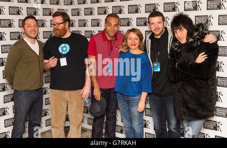 Die Comedians Jon Richardson, Frankie Boyle, Doc Brown, Kerry Godliman, Kevin Bridges und Noel Fielding spielen hinter der Bühne, bevor sie in der Royal Albert Hall, London, als Unterstützung des Teenage Cancer Trust auftreten. Stockfoto