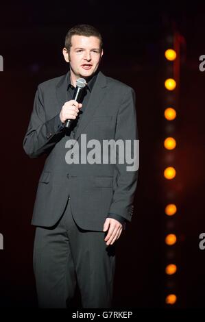 Kevin Bridges tritt in der Royal Albert Hall in London auf, um dem Teenage Cancer Trust zu helfen. Stockfoto