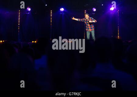 Jon Richardson tritt in der Royal Albert Hall, London, in Unterstützung des Teenage Cancer Trust auf. Stockfoto