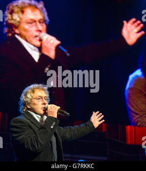 Roger Daltrey, Schirmherr des Teenage Cancer Trust, spricht auf der Bühne in der Royal Albert Hall, London, während eines Comedy-Abends zugunsten des Teenage Cancer Trust. Stockfoto