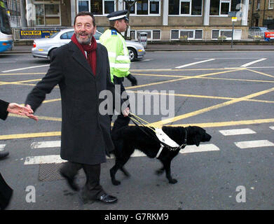 David Blunkett, der ehemalige Innenminister, besuchte Keighley, wo er mit der lokalen Parlamentsabgeordneten Ann Cryer spazieren ging (nicht im Bild). Stockfoto