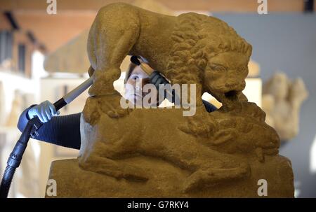 Kuratorin Frances McIntosh gibt einige der Artefakte, die an der römischen Stadt in Corbridge, Northumberland, gefunden wurden, ihre jährliche Reinigung bereit für die Frühlingseröffnung. Stockfoto