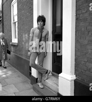 Keith Richards, 23, Leadgitarrist bei den Rolling Stones, nimmt eine nonchalant Pose, aber trotz der Publicity, die seinen Fall begleitet, zieht er keinen Blick von Passanten in Chichester, Sussex. Bei den Sitzungen des West Sussex Quarter in Chichester wurde Richards auf Kaution bis morgen zurückgestellt, um die Anhörung des Falles abzuwarten, in dem er sich für nicht schuldig plädierte, seine Räumlichkeiten für das Rauchen von Cannabisharz zu erlauben. Stockfoto