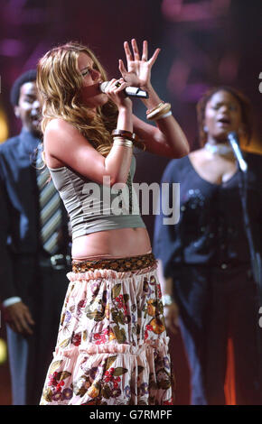 Brit Awards 2005 - Earls Court. Joss Stone spielt live auf der Bühne. Stockfoto