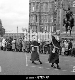 Ihre Ehrenrichterin Elizabeth Lane (l.) trägt ihre purpurnen Gewänder, als sie in einer Prozession von der Westminster Abbey zum House of Lord's geht, um am Empfang des Lords Chancellor nach dem Gottesdienst zur Wiedereröffnung der Gerichtshöfe für die Michaelmas-Amtszeit teilzunehmen. Elizabeth Lane, QC, wurde mit ihrer kürzlichen Ernennung zur ersten Bezirksrichterin, obwohl sie seit mehreren Jahren gerichtlich vor Strafgerichten tätig ist. Sie wird an der Rennstrecke in Edmonton, Middlesex, teilnehmen. Sie ist seit 22 Jahren Rechtsanwältin. Stockfoto