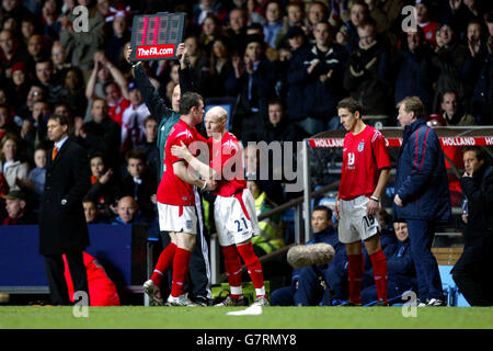 Fußball - International freundlich - England gegen Holland - Villa Park. Der englische Andrew Johnson tritt als Ersatz für Wayne Rooney gegen Holland auf, während Stewart Downing (r) weiter schaut Stockfoto