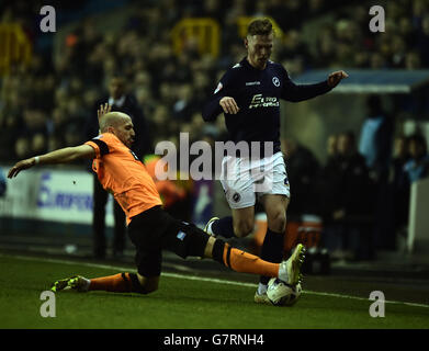 Fußball - Sky Bet Championship - Millwall gegen Brighton und Hove Albion - The Den. Millwalls Aiden O'Brien (rechts) und Brighton und Hove Albions Bruno Saltor (links) kämpfen um den Ball Stockfoto