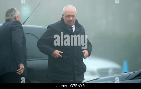 Der ehemalige Chefinspektor David Duckenfield kommt bei der Hillsborough Inquest in Warrington an, wo er weiterhin Beweise vorlegen sollte. Stockfoto