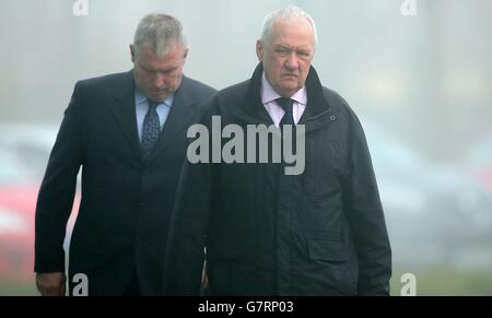 Der ehemalige Chefinspektor David Duckenfield (Front) wird zur Hillsborough Inquest in Warrington gebracht, wo er weiterhin Beweise vorlegen sollte. Stockfoto