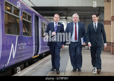 (Von links nach rechts) Geschäftsführer der Northern Rail Alex Hynes, Verkehrssekretär Patrick McLoughlin und der Schatzkanzler George Osborne nehmen an der Namensgebung für einen sanierten Elektrozug der Klasse 319 am Bahnhof Manchester Piccadilly Teil. Stockfoto