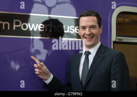 Schatzkanzler George Osborne nimmt an der Namenszeremonie für einen renovierten Elektrozug der Klasse 319 am Bahnhof Manchester Piccadilly Teil. Stockfoto