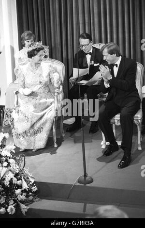 Königin Elisabeth II. Würdigt nach ihrer Rede bei einem Bankett im Schloss Charlottenburg den Applaus des West-Berliner Regierenden Bürgermeisters Eberhard Diepgen. Stockfoto
