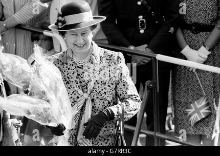 Königin Elizabeth II. Hält Blumen, die ihr im RAF Gatow in Berlin geschenkt wurden. Die Königin und der Herzog von Edinburgh sind zwei Tage lang in Berlin, um an den Feierlichkeiten zum 750-jährigen Bestehen der Stadt teilzunehmen. Stockfoto