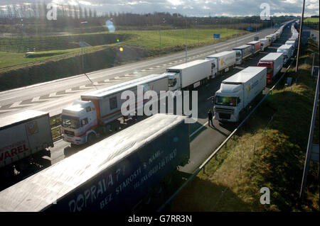 Auf der Autobahn M20 in Kent stehen Lastwagen an. Auf dem Weg zum Fährhafen in Dover. Stockfoto