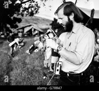 Der britische Everest-Expeditionsleiter Chris Bonington liest die Anleitung, während er eine neue Kodak Pocket Instamatic 60 Kamera während des anflugmarsches von Katmandu zum Fuß des Berges testet. Vier der neuen Kameras werden von den Kletterern eingesetzt. Stockfoto