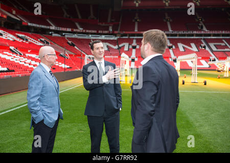 Schatzkanzler George Osborne (Mitte), ehemaliger England Mittelfeldspieler, Sir Bobby Charlton (links) und Group Managing Director von Manchester United Richard Arnold, bei einem Treffen mit Auszubildenden im Manchester United Football Club, im Trafford Park. Stockfoto