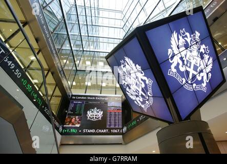 Ein Informationsbildschirm, auf dem der FTSE 100, der zum ersten Mal über 7,000 Marke gestiegen ist und einen neuen Rekordwert erreicht hat, an der Londoner Börse am Paternoster Square in London angezeigt wird. Stockfoto