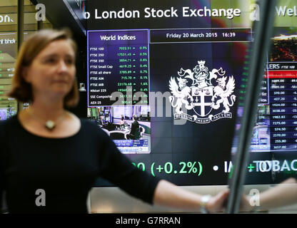 Ein Informationsbildschirm, auf dem der FTSE 100, der zum ersten Mal über 7,000 Marke gestiegen ist und einen neuen Rekordwert erreicht hat, an der Londoner Börse am Paternoster Square in London angezeigt wird. Stockfoto