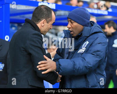 Queens Park Rangers Head Coach, Chris Ramsey (rechts) und Everton-Manager Roberto Martinez begrüßen vor dem Spiel der Barclays Premier League in der Loftus Road, London. Stockfoto