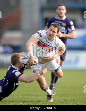 Der Dean Collis von Wakefield Trinity Wildcats wird von den Huddersfield Giants Aaron Murphy während des ersten Spiels der Utility Super League im Rapid Solicitors Stadium, Wakefield, angegangen. Stockfoto