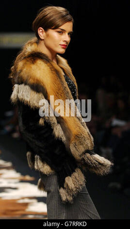 London Fashion Week Herbst/Winter 2005/06 - Julien Macdonald. Ein Model trägt eine Fellkreation des walisischen Modedesigners Julien Macdonald. Stockfoto